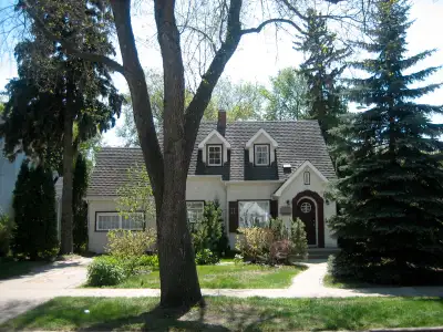 U of A House - 4.5 bed/2Bath, 2 blocks from Whyte Ave