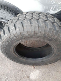 Single 33 12.5 17 tire