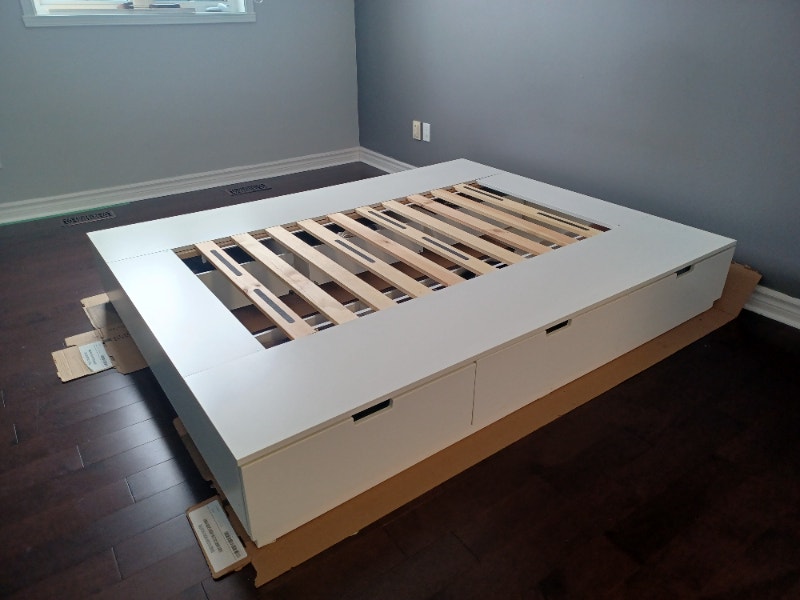 Grand lit IKEA Nordli à 6 tiroirs. Queen size IKEA Nordli bed Lits et