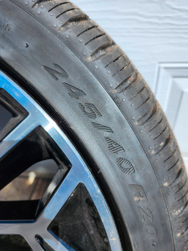 4 mags + pneus Pirelli quatre saisons 245 40 R20 neufs dans Pneus et jantes  à Ville de Québec - Image 2