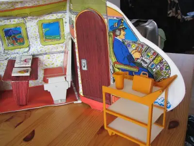 Une valise avion de Barbie vintage. En très bon état. Quelques accessoires d'origine. NÉGOÇIABLE !!!...