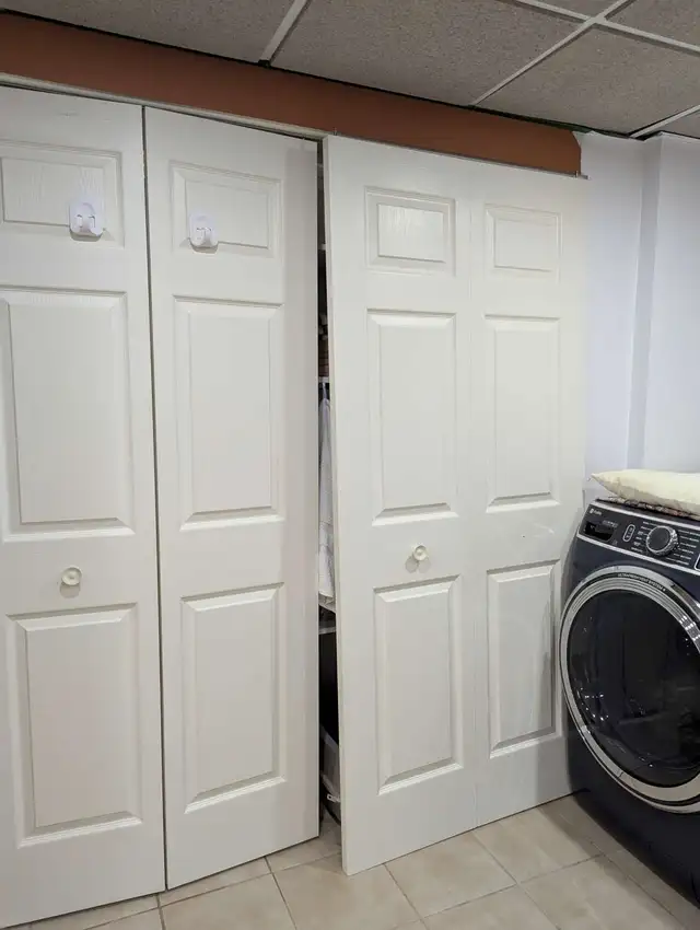 White closet doors in great condition in Windows, Doors & Trim in Longueuil / South Shore - Image 3