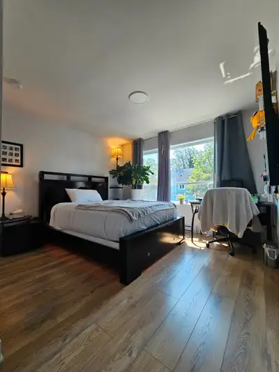 À la recherche d'un.e 3e colocataire (queer friendly) qui occupera une chambre MEUBLÉE dans un condo...