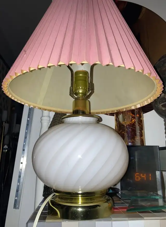 Mid Century Swirl Ball Murano Glass Table Lamp with Pink shade in Indoor Lighting & Fans in City of Montréal - Image 6