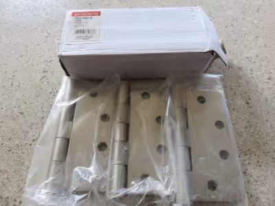 Poignée ronde pour salle de bain 15$ -Petites poignées porte pliante-2 à 5$ - Egalement charnières a...