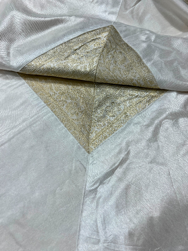 Brand New offwhite and gold Bed Cover made from silk from India in Bedding in Winnipeg - Image 2