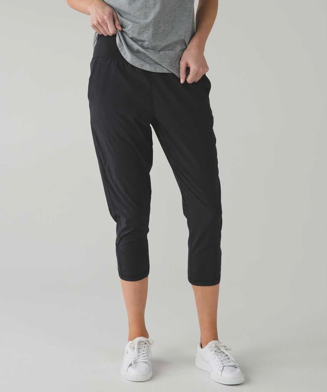 Lululemon Tanquil Crop size 4. Firm price  in Women's - Bottoms in Saskatoon - Image 3