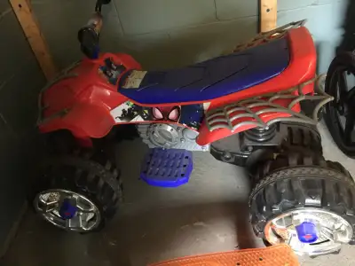 Mini-voiture 4x4 Spiderman, Batterie de 12 Volts, 3-7 Ans, Poids Maximum 88 lbs. Valeur à l'état neu...