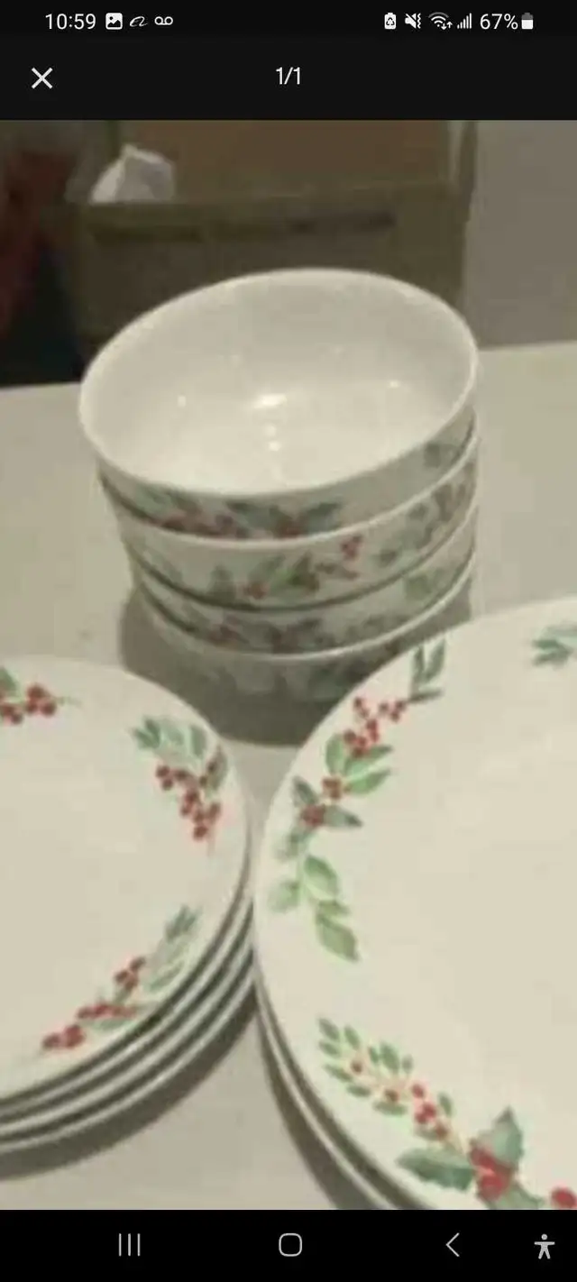 Holiday Holly Dinnerware Set in Kitchen & Dining Wares in Brantford - Image 4