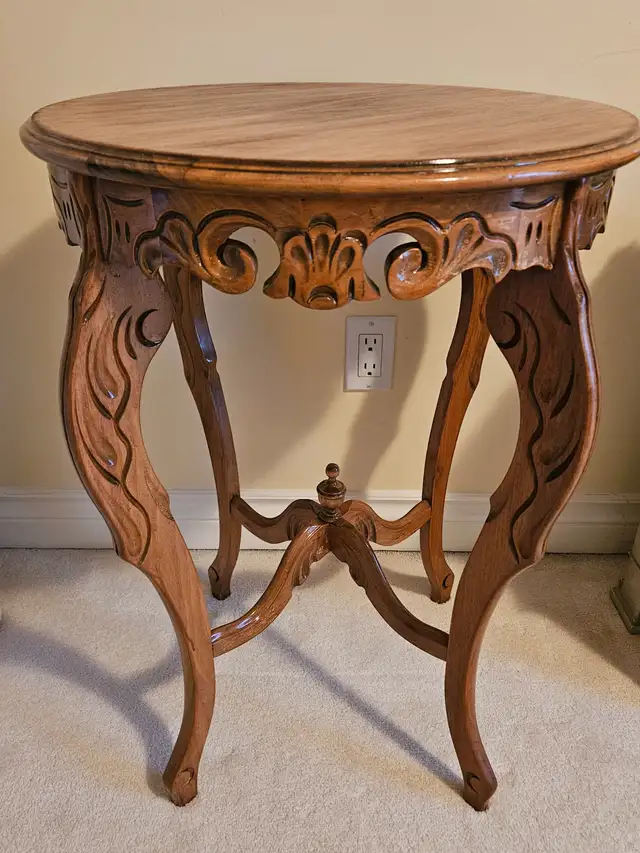 VINTAGE 1940'S WALNUT CARVED FRENCH STYLE SIDE LAMP TABLE -  USA in Coffee Tables in City of Toronto - Image 3