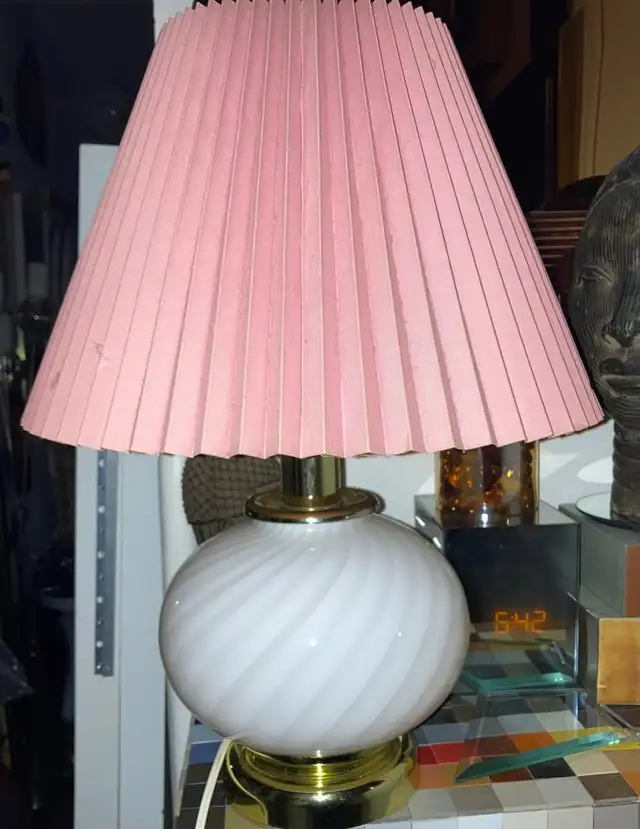 Mid Century Swirl Ball Murano Glass Table Lamp with Pink shade in Indoor Lighting & Fans in City of Montréal - Image 3