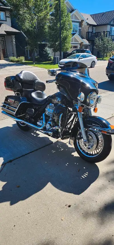 This 2012 Harley Davidson Electra Glide Ultra Classic is a well-maintained and reliable touring mach...