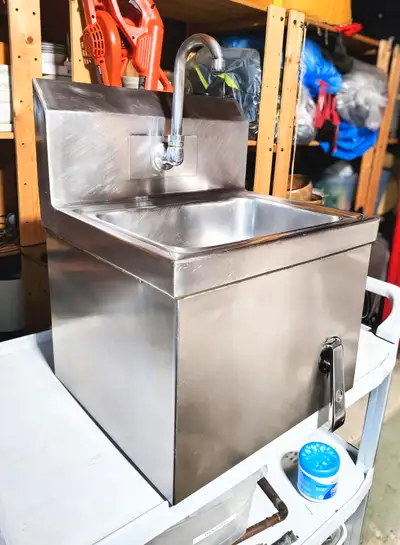 This wall-mounted, knee operated hand sink is the perfect hands-free solution for your business. Pre...