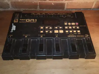 Roland GR-1 Guitar Synthesizer, View more