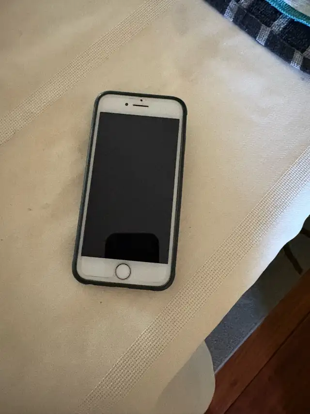 iPhone 7 Rose gold  in Cell Phones in St. Catharines - Image 4