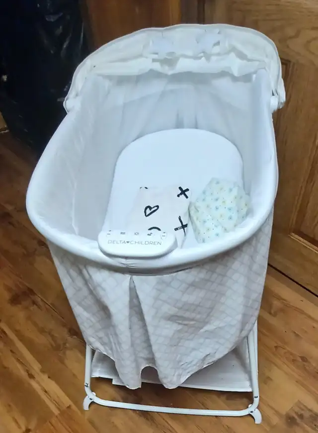 DELTA BASSINET PLUS BABYMOOV & BABYMOOV HEAD SUPPORT in Cribs in Winnipeg - Image 4