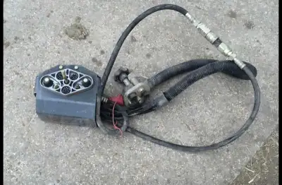 Looking for a hydraulic/electrical adapter so I can use a 500/700 series combine on a 400 series hea...