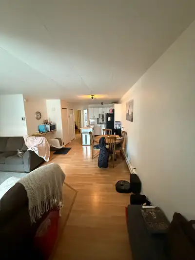 Appartement à louer 4 1/2 Répond seulement par téléphone au 418 697 0778 Disponible le 1 juin ou 1 j...