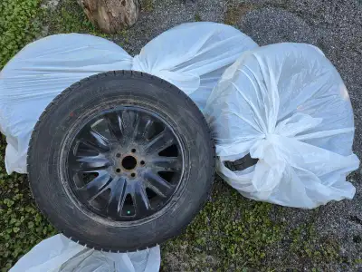Ensemble de 4x pneus d'hiver avec roue Nokian, utilisé pour 3 hivers seulement. Tres bonne condition...