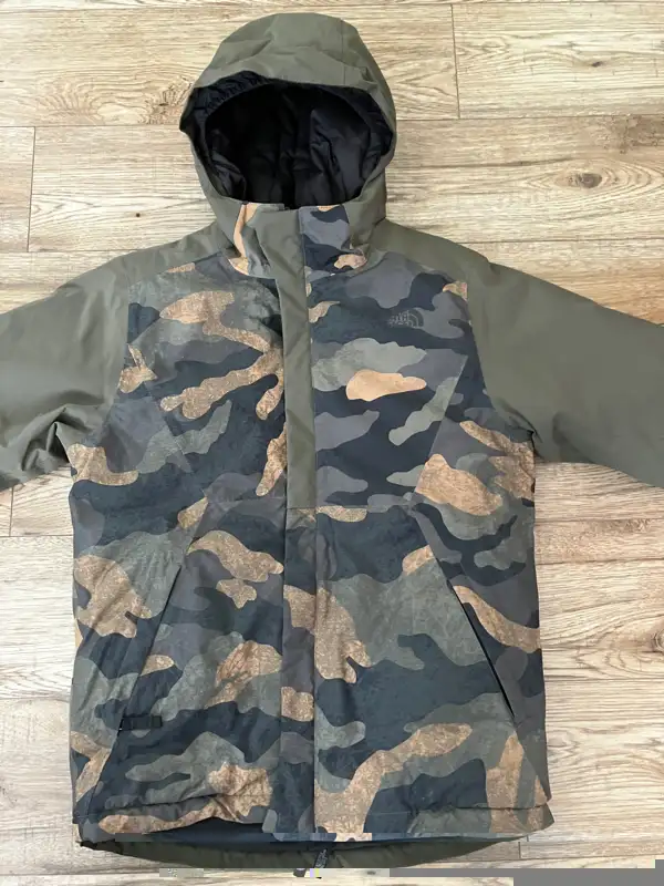 "North Face" Ski - Winter Jacket (Youth) in Kids & Youth in Calgary - Image 4