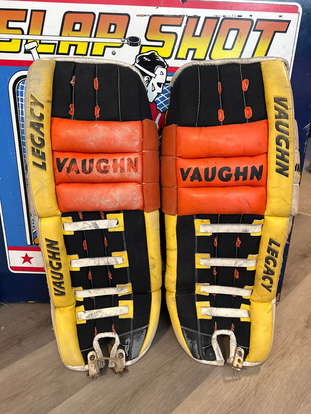 Vaughn Legacy VPG2000 32” Vintage 90’s Goalie Pads in Hockey in Strathcona County