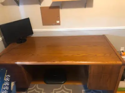 Banker’s desk & credenza SOLID WOOD KRUG Manufacturing – MADE IN CANADA – Kitchener – Strong, sturdy...