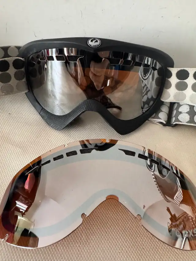 WINTER, OUTDOOR SPORT, SPORTS, SKI, SNOWBOARD, GOGGLES, EYE WEAR in Ski in City of Montréal - Image 4