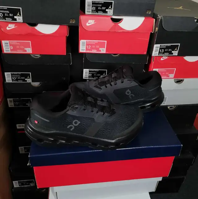 ON CLOUDRUNNER3 Women's size 8 Brand New In Box