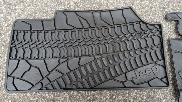 JEEP WRANGLER Mopar rubber mats dans Autres pièces et accessoires  à Ouest de l’Île - Image 3