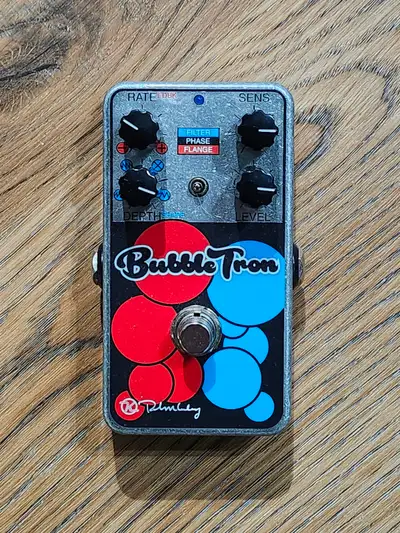 A Swiss Army knife of a modulation pedual: flanger, phaser, and envelope filter all in one! In addit...