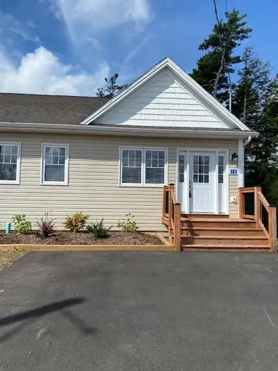 Two-level 3 Bedroom, 2 Bathroom Pet Friendly Rental in Enfield