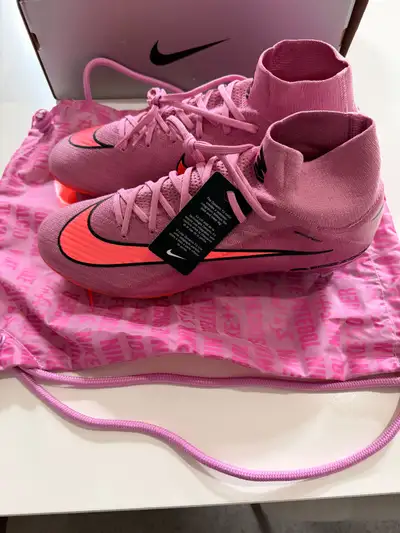Brand New, Never Worn, still has tags on laces. Nike Zoom Superfly 10 Elite FG Soccer Cleats. Magic...