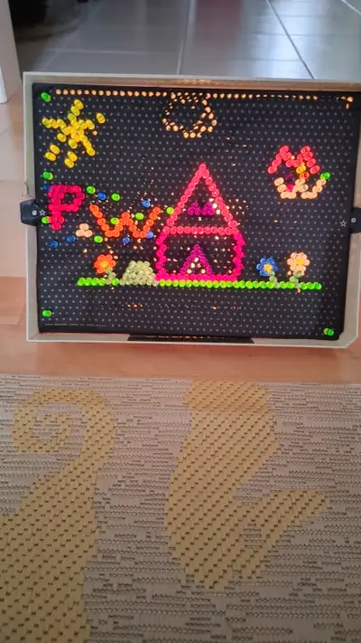 Lite-Brite vintage avec chevilles et feuilles, View more