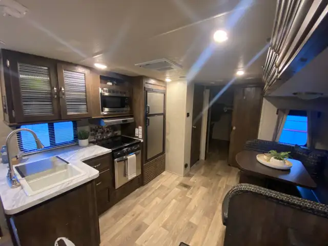 Your search for the perfect family camper stops here! in Travel Trailers & Campers in Regina - Image 9