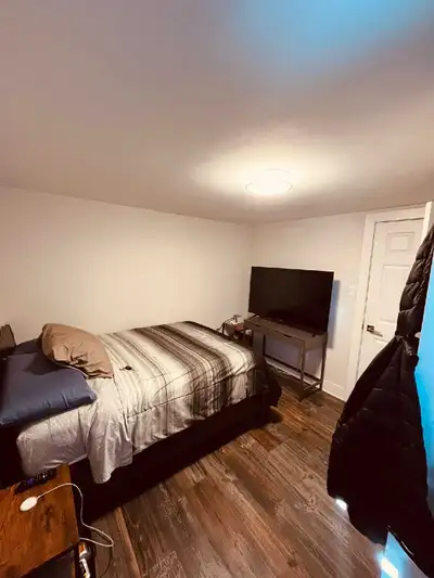 Private room in a 3 bedroom house. The price is 850 plus some utilities (electricity and heat). Wate...
