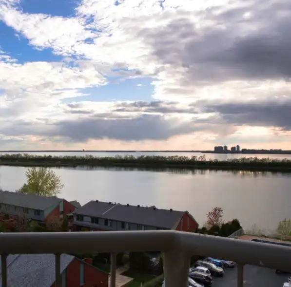 Condo 100% rénové, vue sur fleuve, électros garage clim. piscine