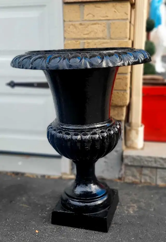 Cast Iron Urn Planter in Outdoor Décor in City of Toronto - Image 5