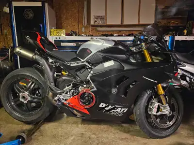 2023 Ducati Panigale SP2. Babied. 19600 KMS. Full ti Ackrapovic under tail exhaust. Wet clutch conve...