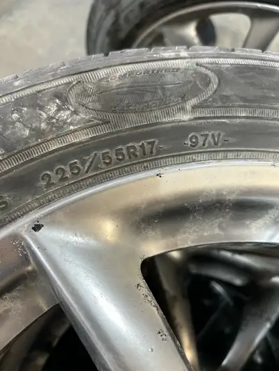 225/55R17 On Infiniti 17x7 1/2 Selling tires and rims 450$ OBO Text me at 204 872 1776