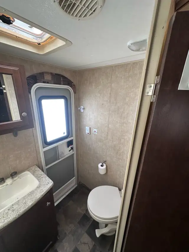 2014 Venture Sporttrek 320VIK *sale pending* in Travel Trailers & Campers in Regina - Image 8