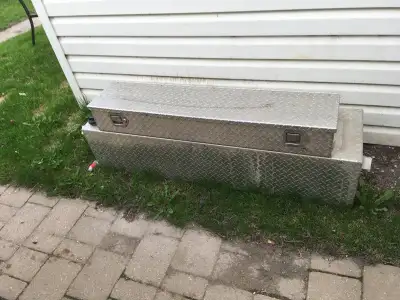 185 liter gravity fed aluminum diamond plate sliptank and toolbox. No key but easy to replace. Overa...