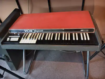 SUPERB Vox Jaguar in excellent condition! With case! Can ship!!!, View more
