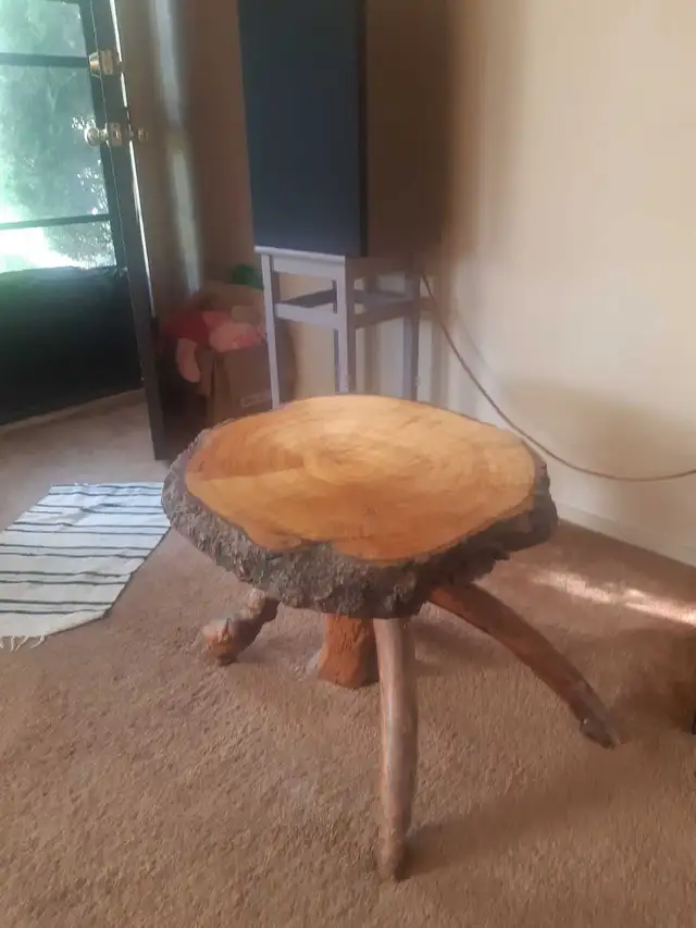 Old coffee table in Coffee Tables in Prince George - Image 3