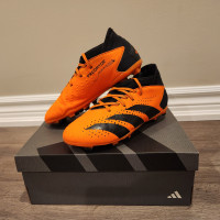 Soccer Cleats Adidas Predator Accuracy 3 - Size 4 Youth