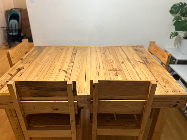 dining table with bench and 4 chairs dans Mobilier de salle à manger et cuisine  à Ville de Montréal - Image 2