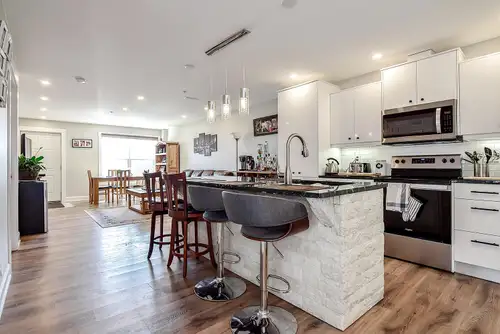 Luxury Townhouse in Bedford 4 bedrooms and 2,5 bath. Large backyard, open-concept layout, elegant ki...