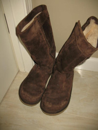 SIZE 7 UGG BOOTS