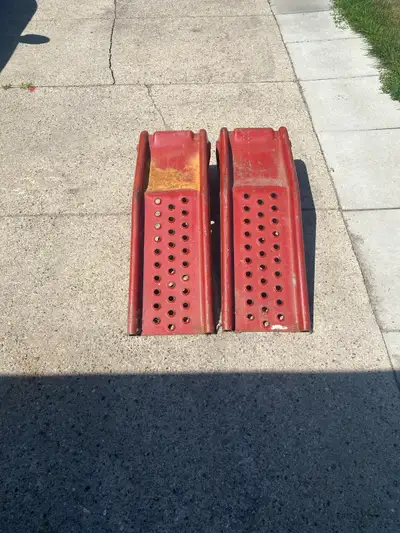 These car ramps are perfect for performing maintenance on your vehicle. Showing signs of wear, they...