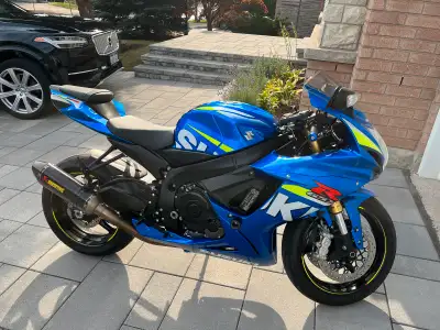 - 2015 Suzuki GSXR 750 - only 9966 km - Brand new Michelin Pilot 2CT Front and Rear - brand new Motu...