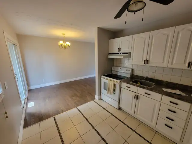 Bungalow for rent Peterborough. 3 beds close to walmart, buses in Long Term Rentals in Mississauga / Peel Region - Image 5